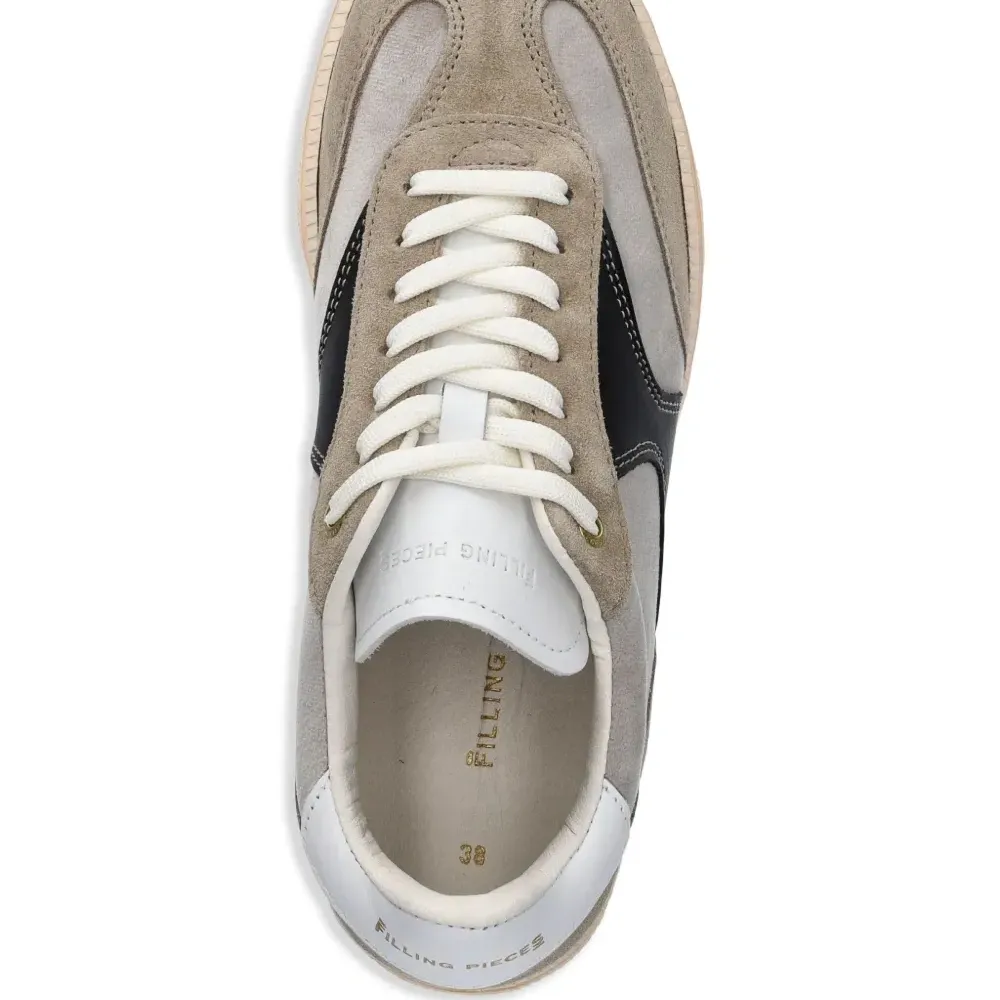 Кроссовки на шнуровке