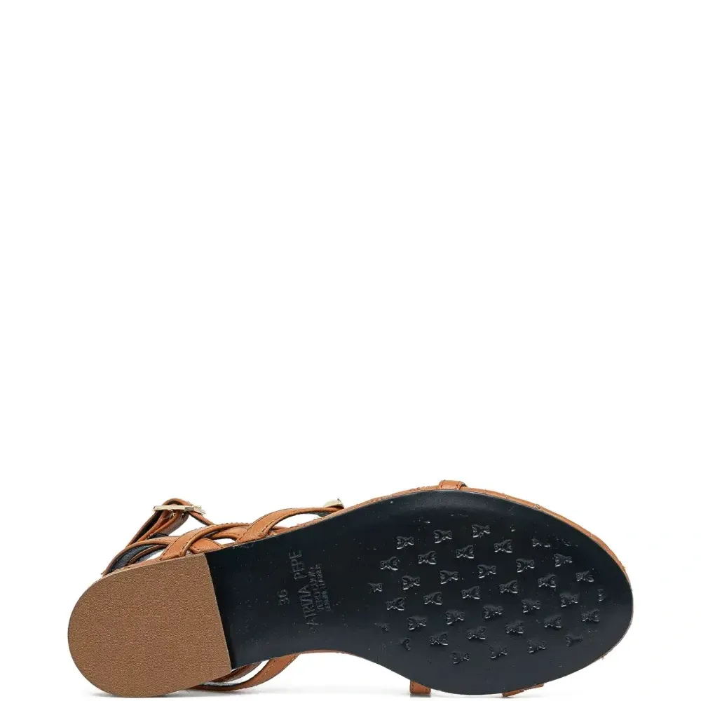 Сандалии с перекрестными ремешками Сандалии с перекрестными ремешками