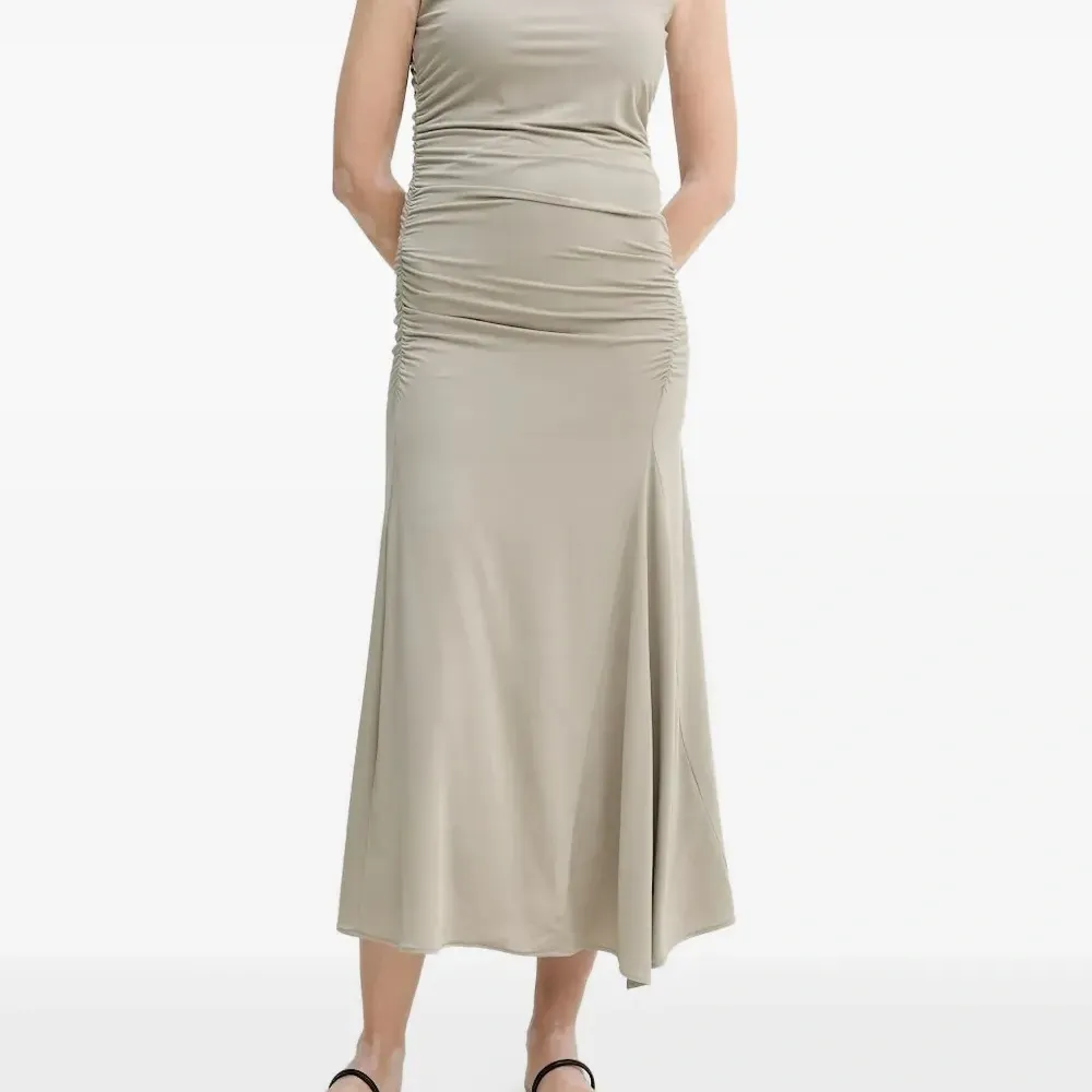 Платье миди без рукавов со сборками