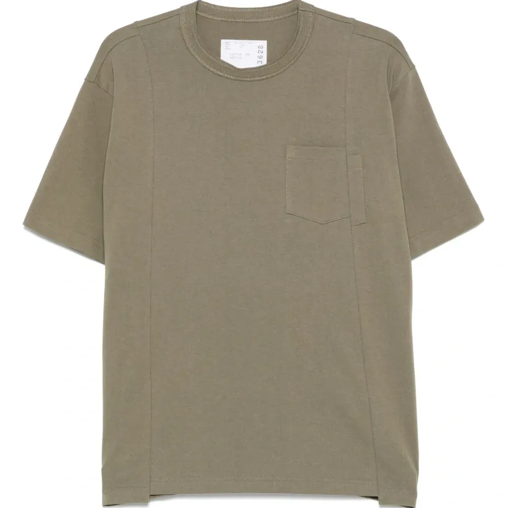 Футболка с карманом и вставками