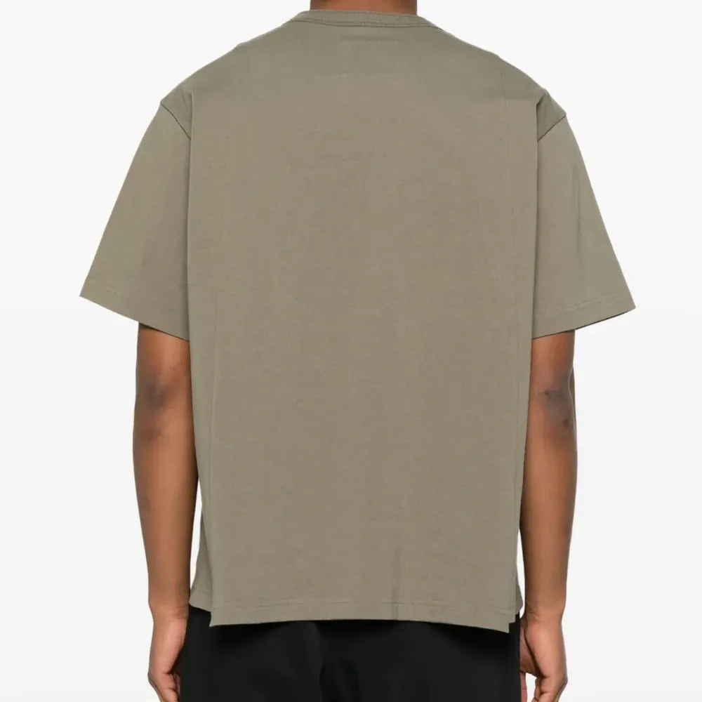 Футболка с карманом и вставками