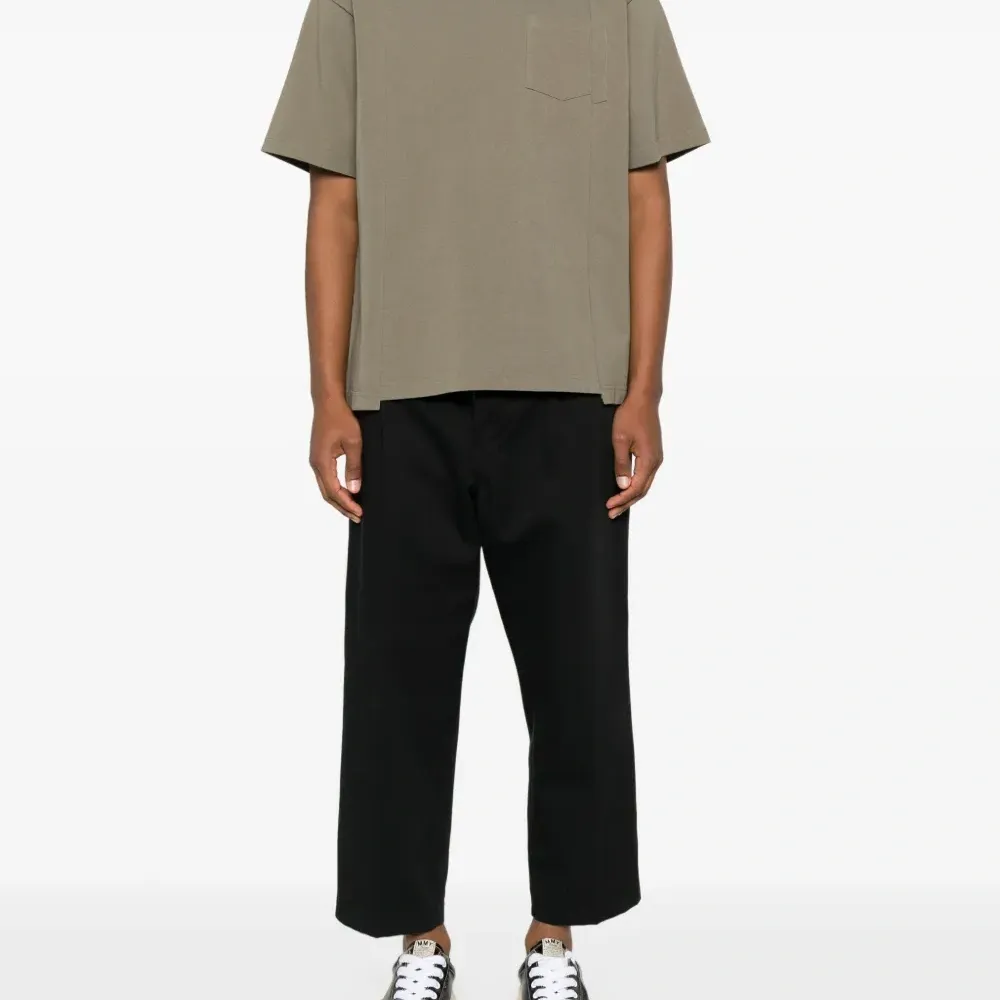 Футболка с карманом и вставками