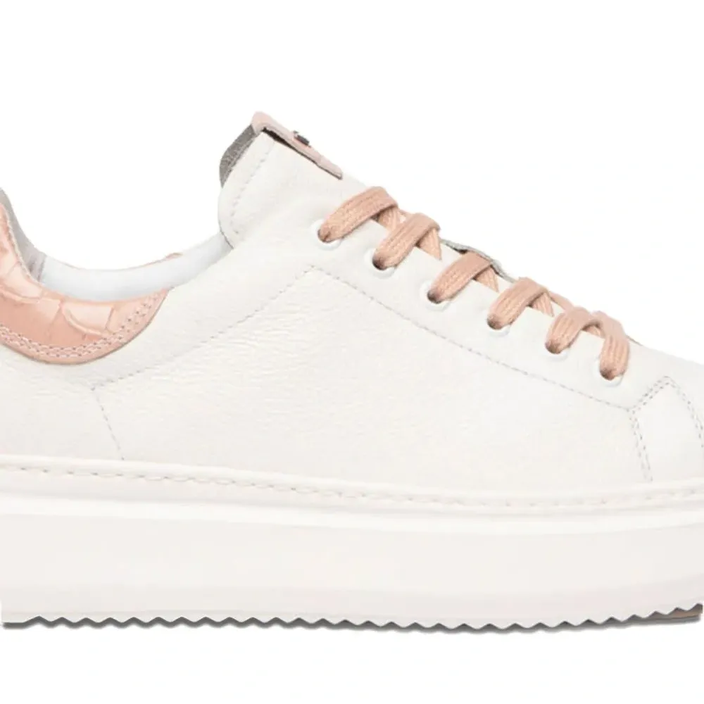 Кожаные кроссовки