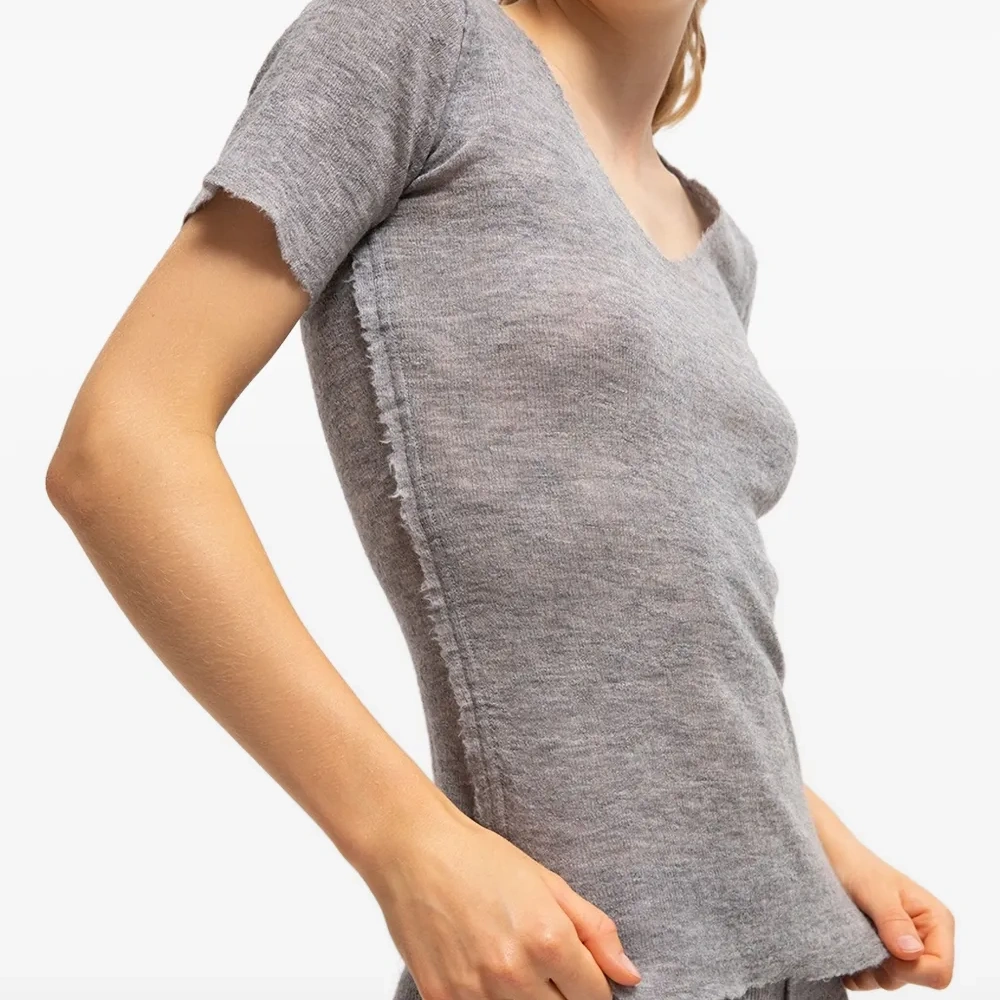 Топ Barbara с V-образным вырезом и короткими рукавами Топ Barbara с V-образным вырезом и короткими рукавами