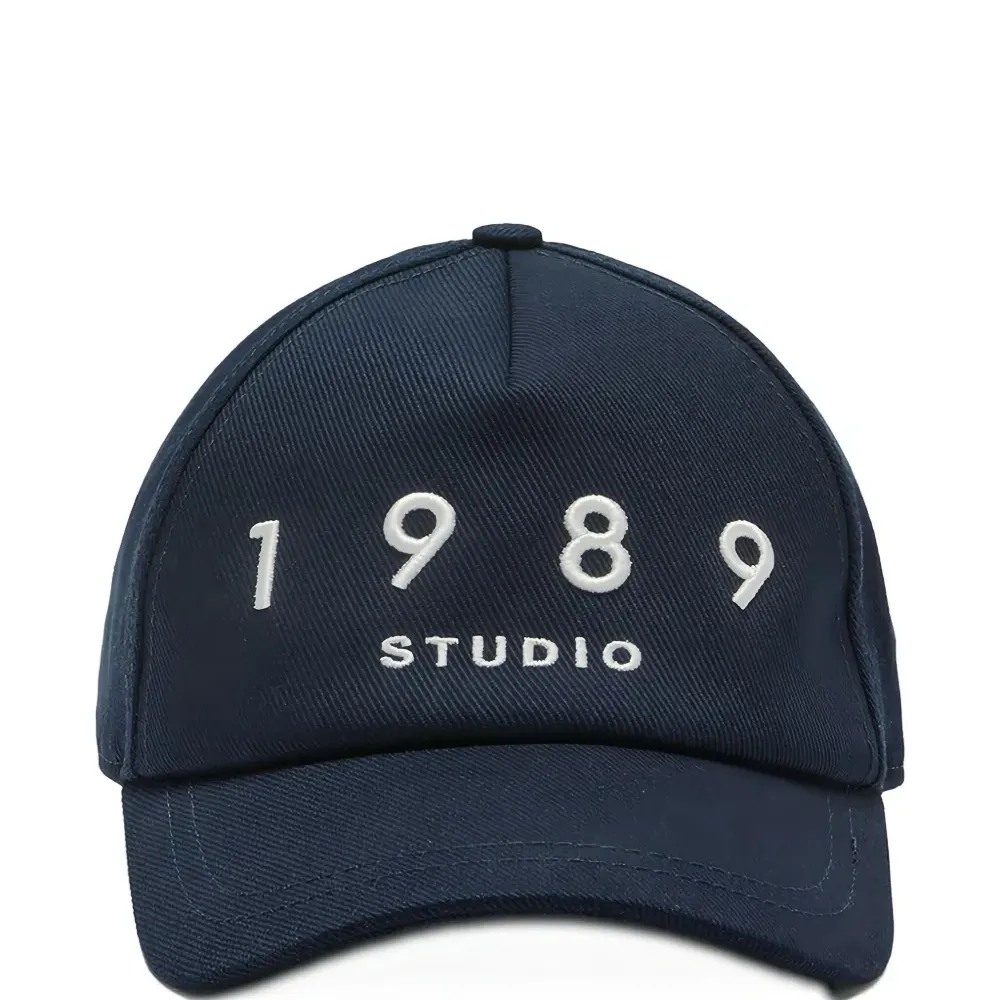 Кепка с вышитым логотипом