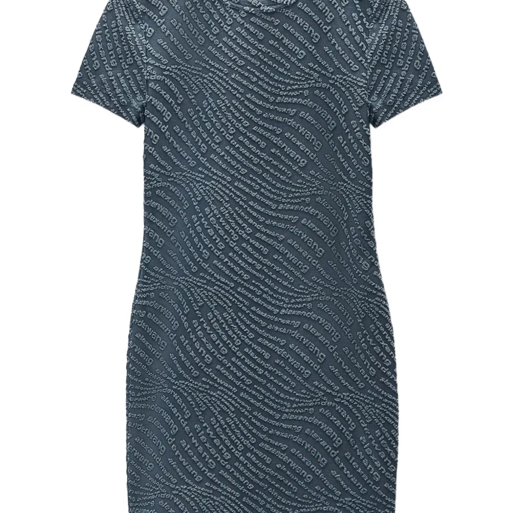 Платье с короткими рукавами и тисненым логотипом