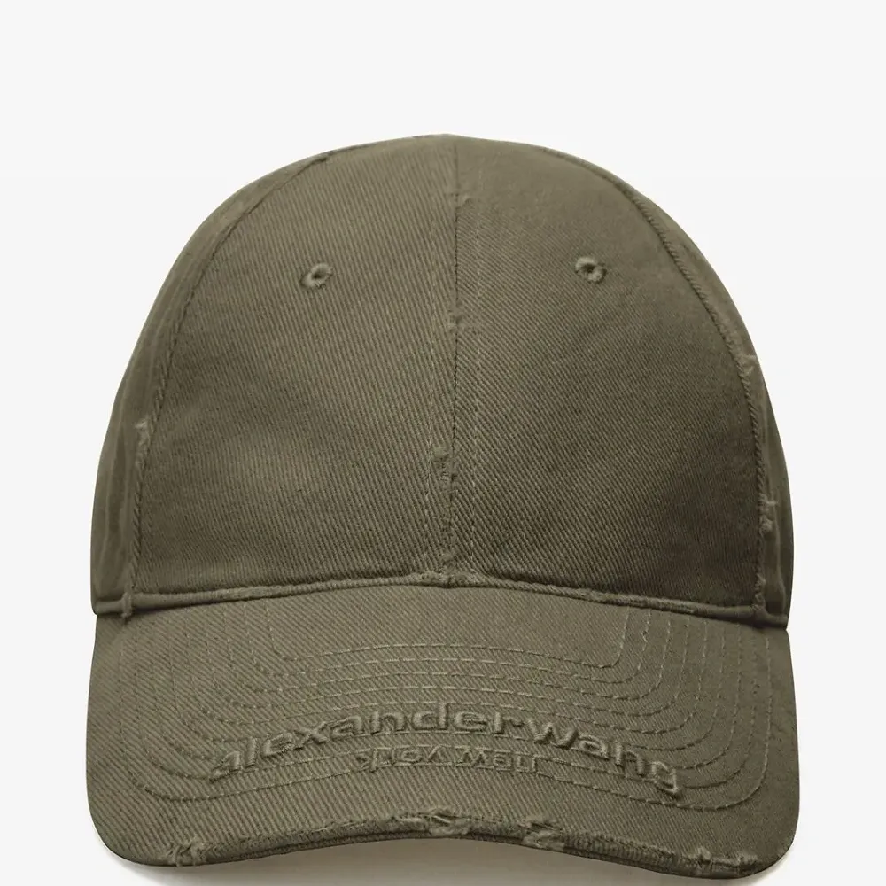 бейсболка с эффектом потертости и вышитым логотипом