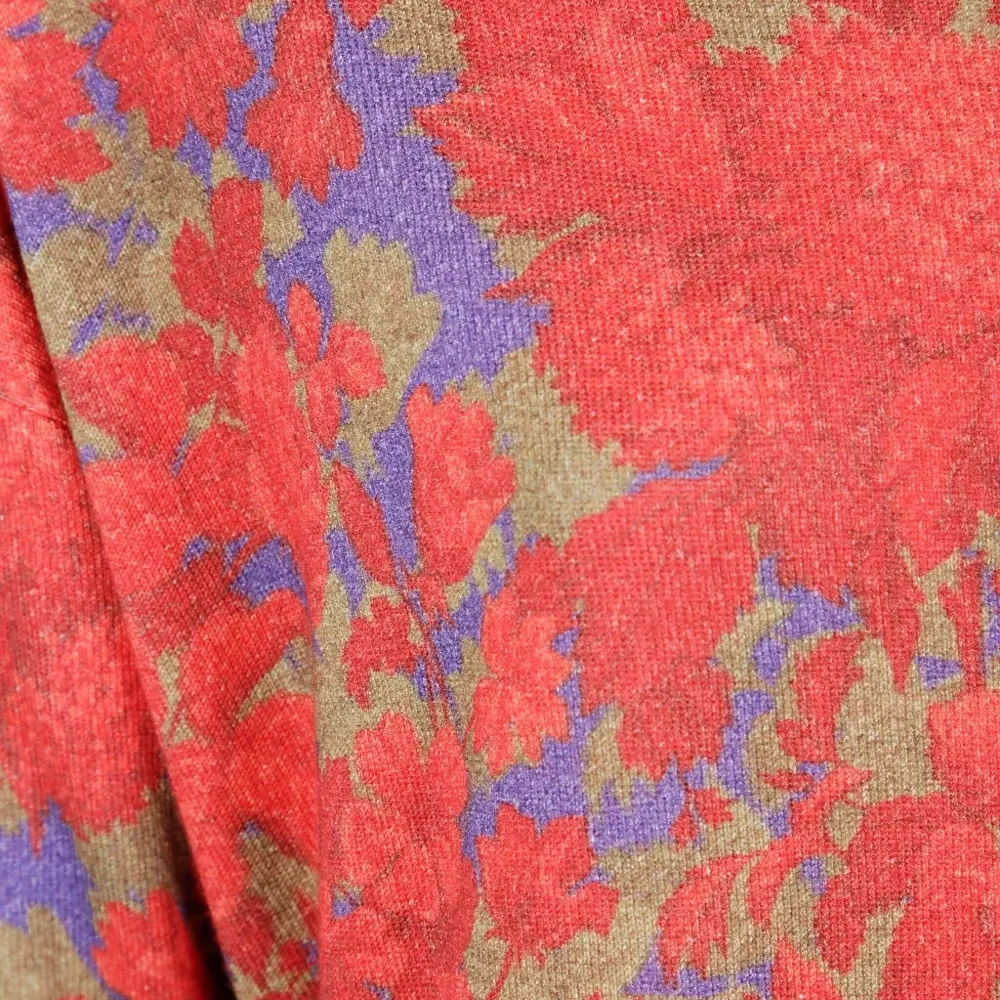 Футболка с цветочным принтом Футболка с цветочным принтом