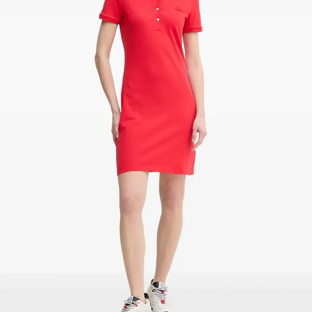 Платье мини с короткими рукавами и воротником поло