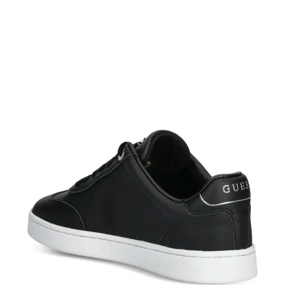 Кроссовки с логотипом