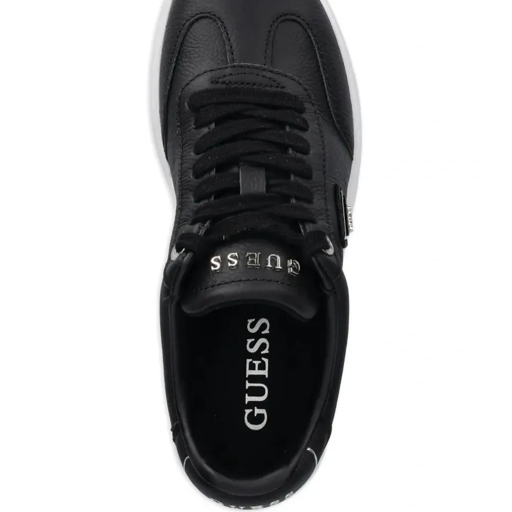 Кроссовки с логотипом