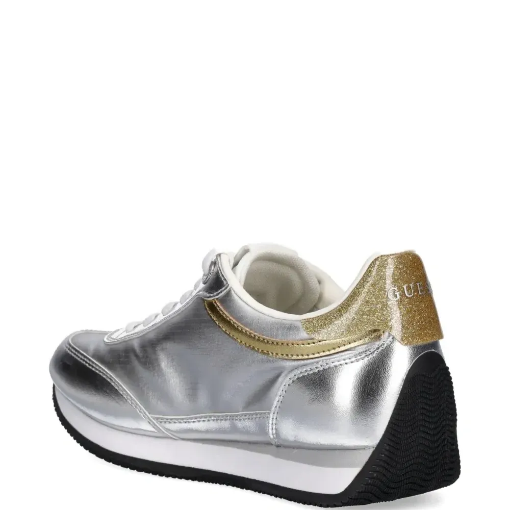 Кроссовки на шнуровке