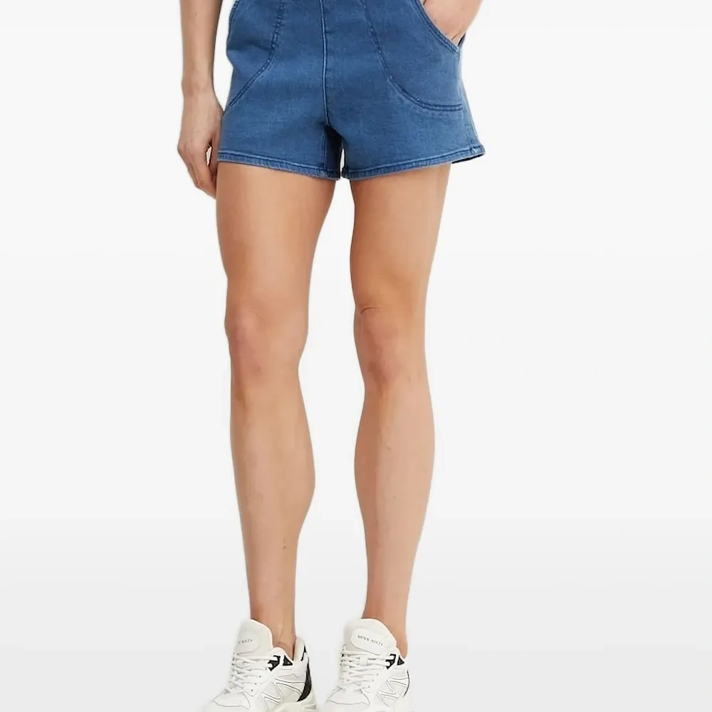 Джинсовые шорты с карманами