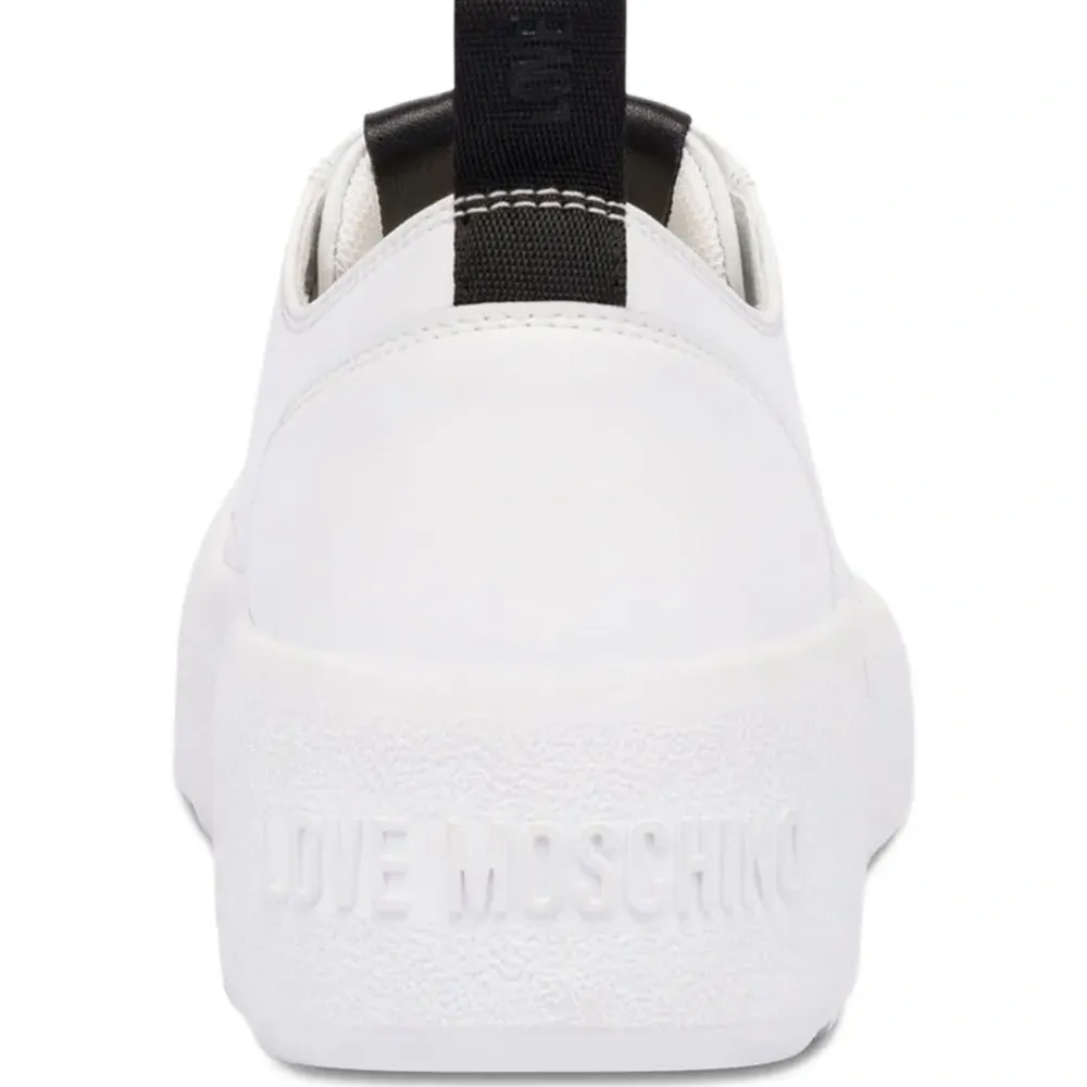 кроссовки на шнуровке