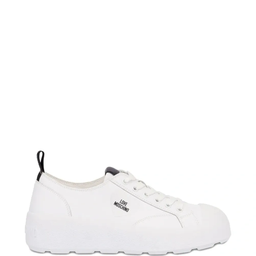 кроссовки на шнуровке