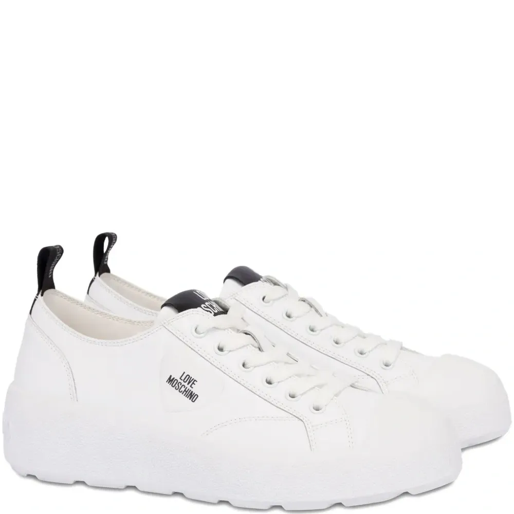 кроссовки на шнуровке