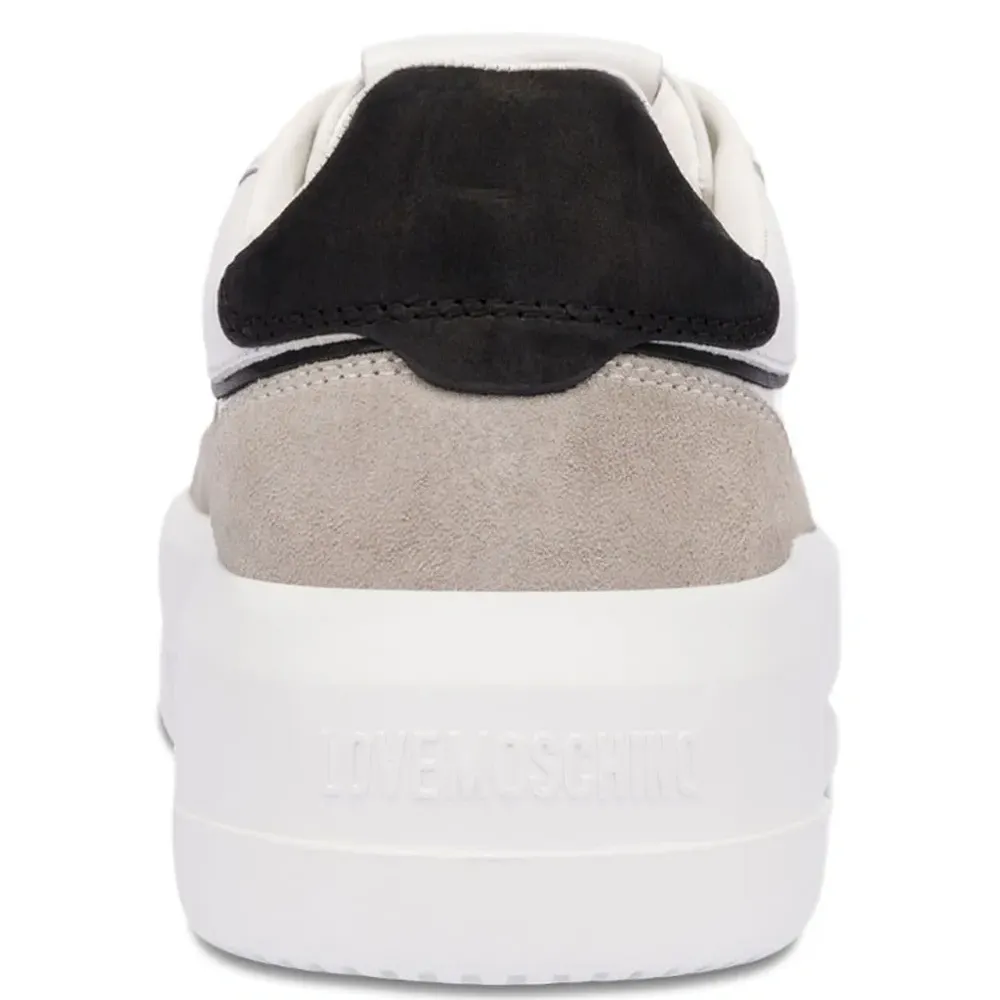 Кроссовки на шнуровке