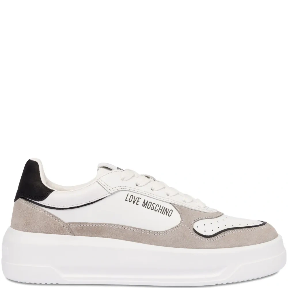 Кроссовки на шнуровке