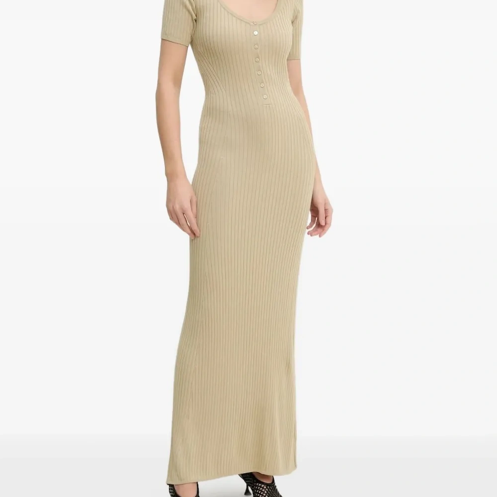 Платье макси в рубчик на пуговицах