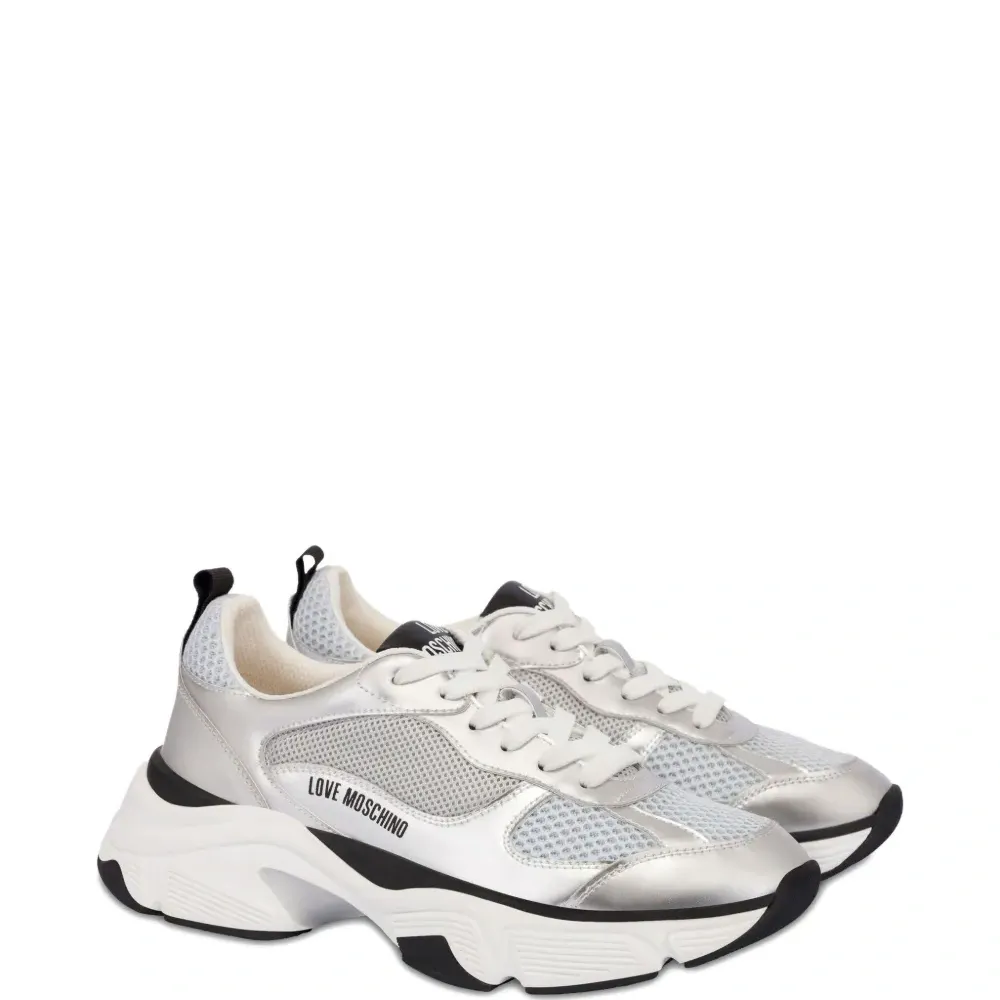 кроссовки на шнуровке