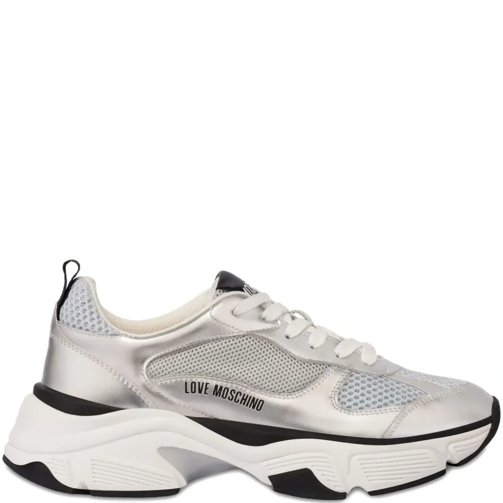 кроссовки на шнуровке