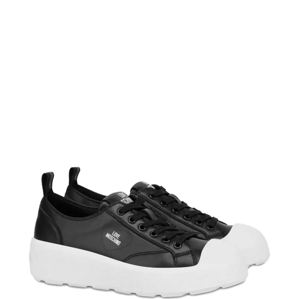 кроссовки на шнуровке