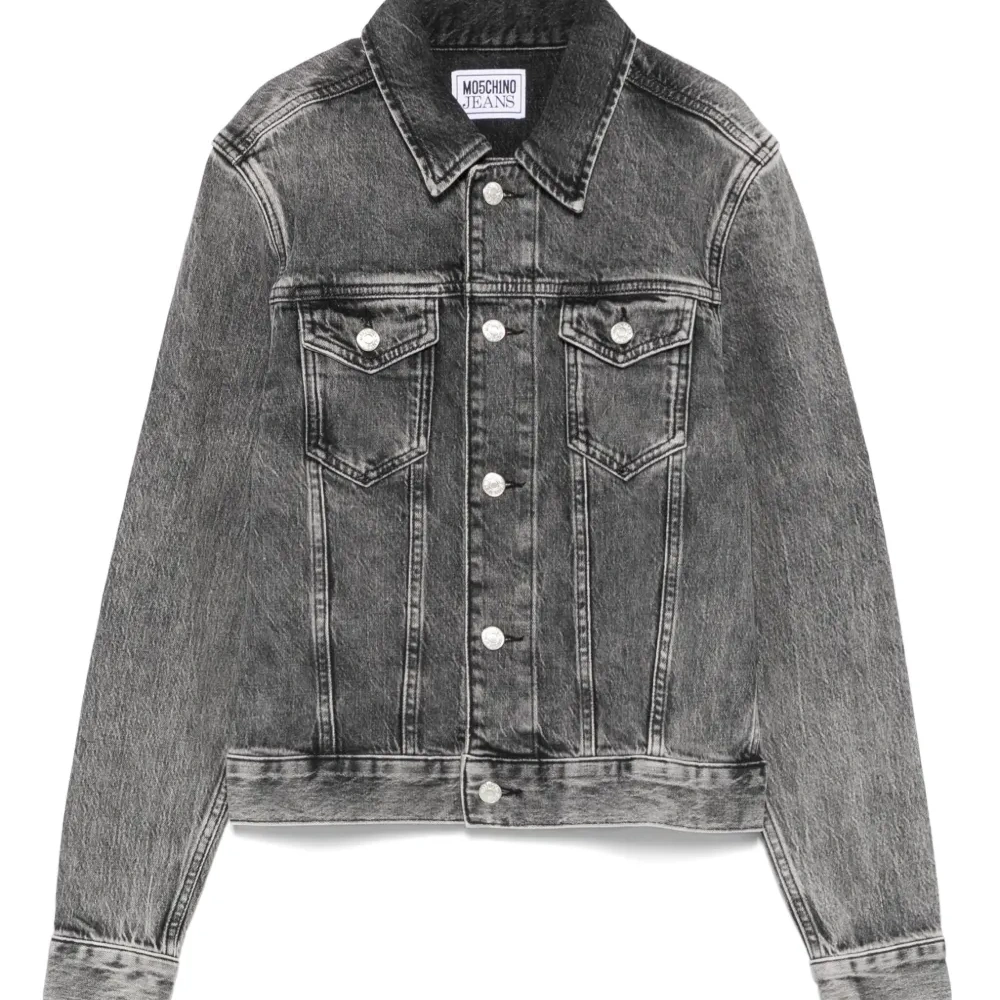 Джинсовая куртка на пуговицах