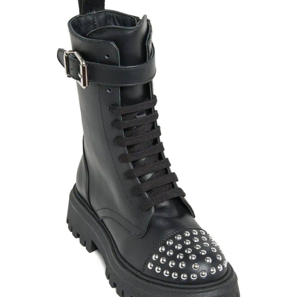 Ботинки с заклепками