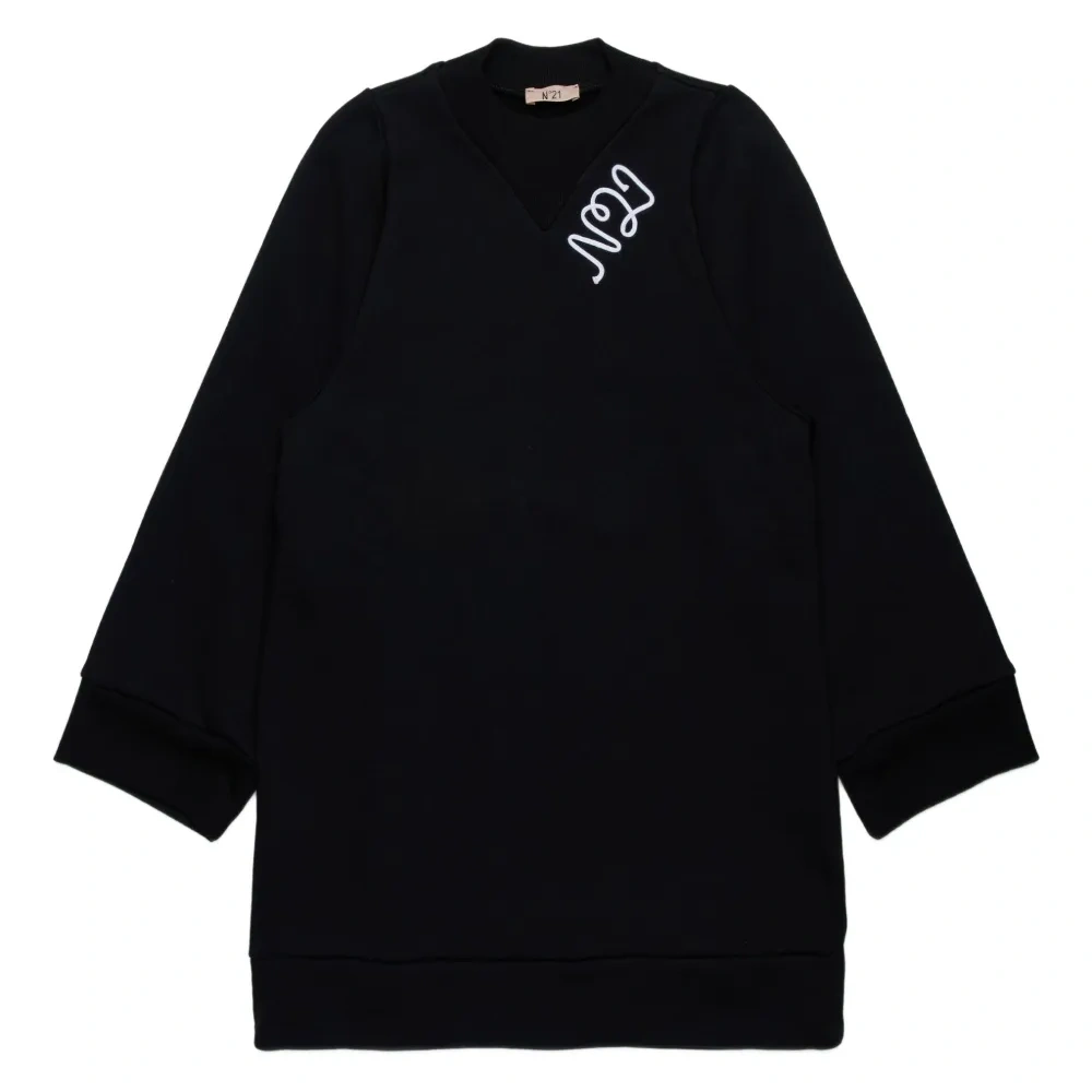 Платье с вышитым логотипом