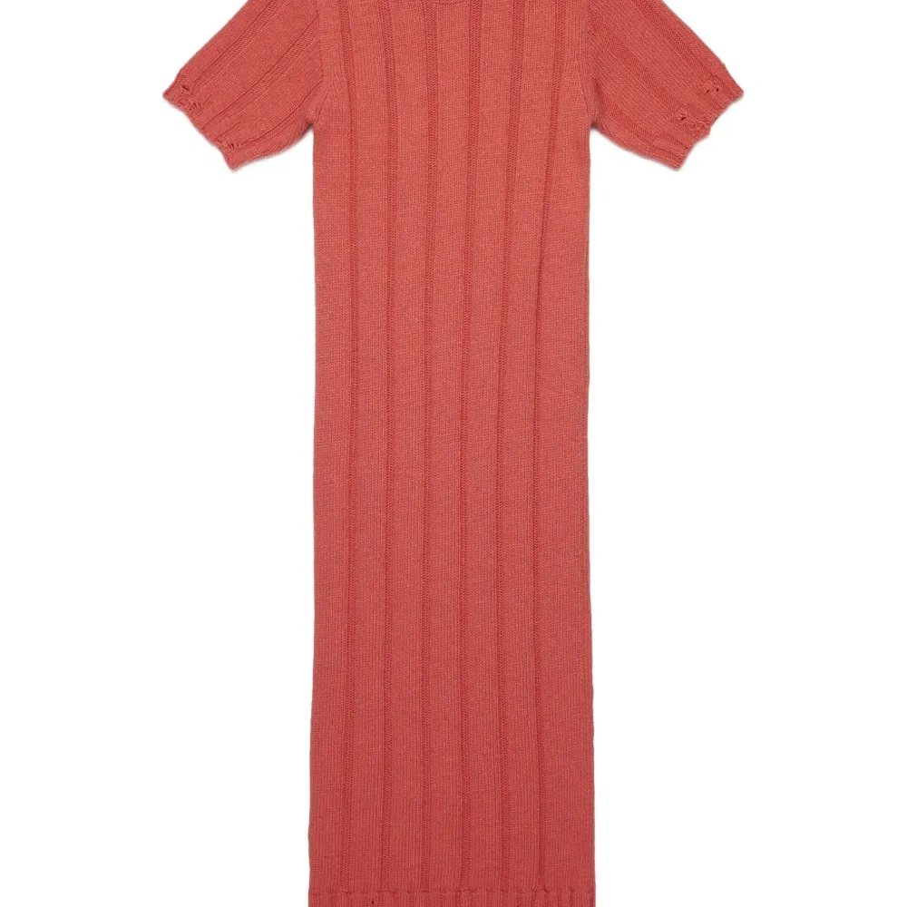 платье с вышитым логотипом