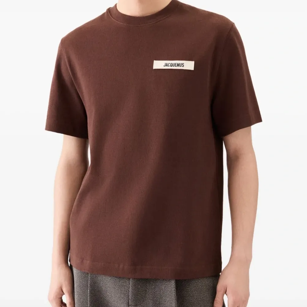 футболка с нашивкой-логотипом