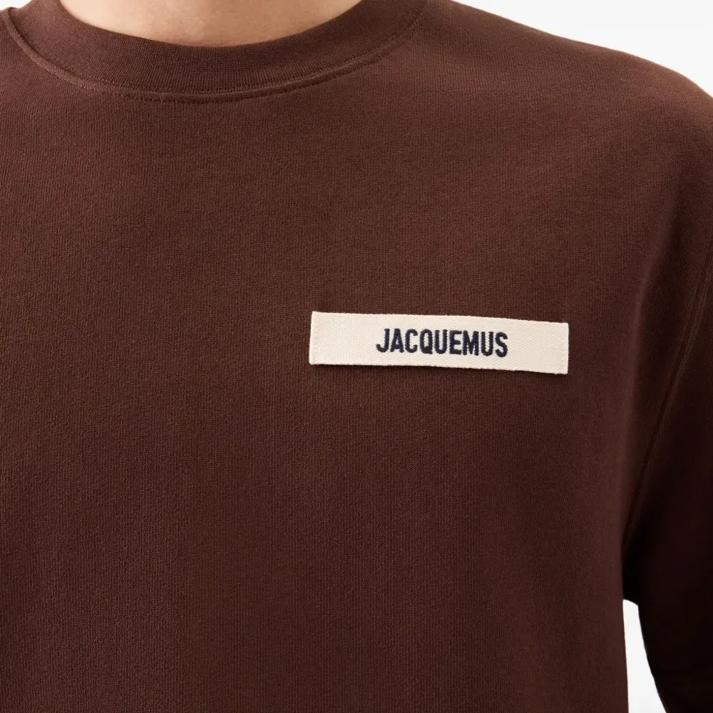 футболка с нашивкой-логотипом