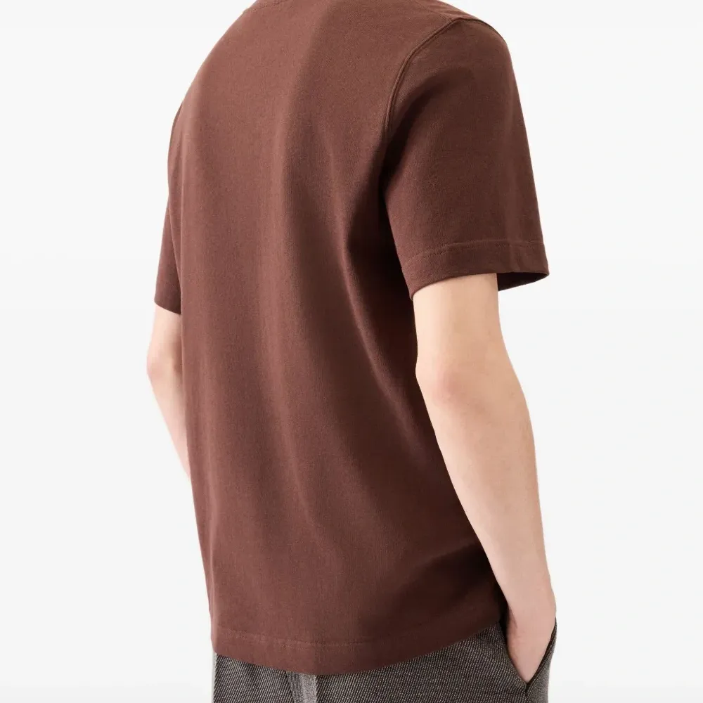 футболка с нашивкой-логотипом