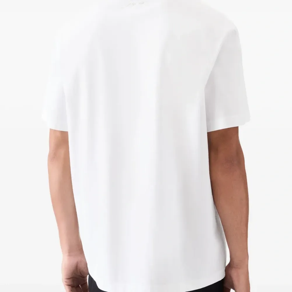 футболка с вышитым логотипом