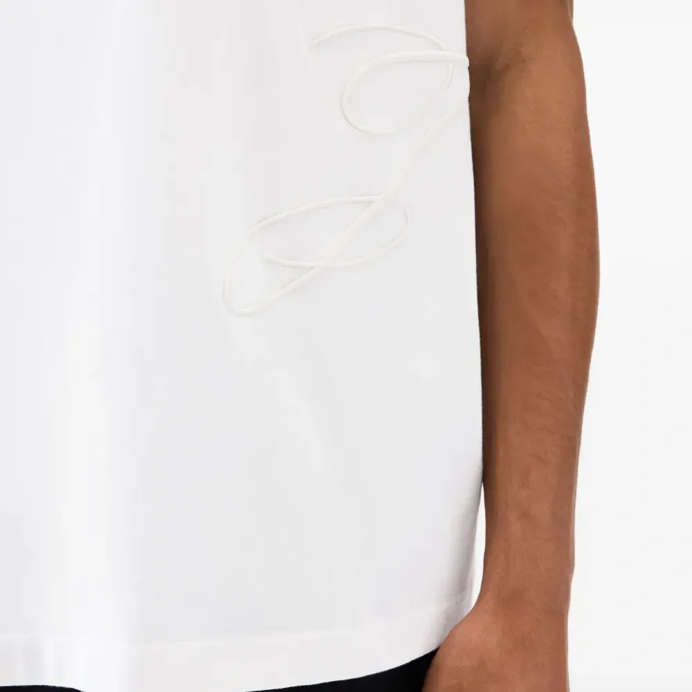 футболка с вышитым логотипом