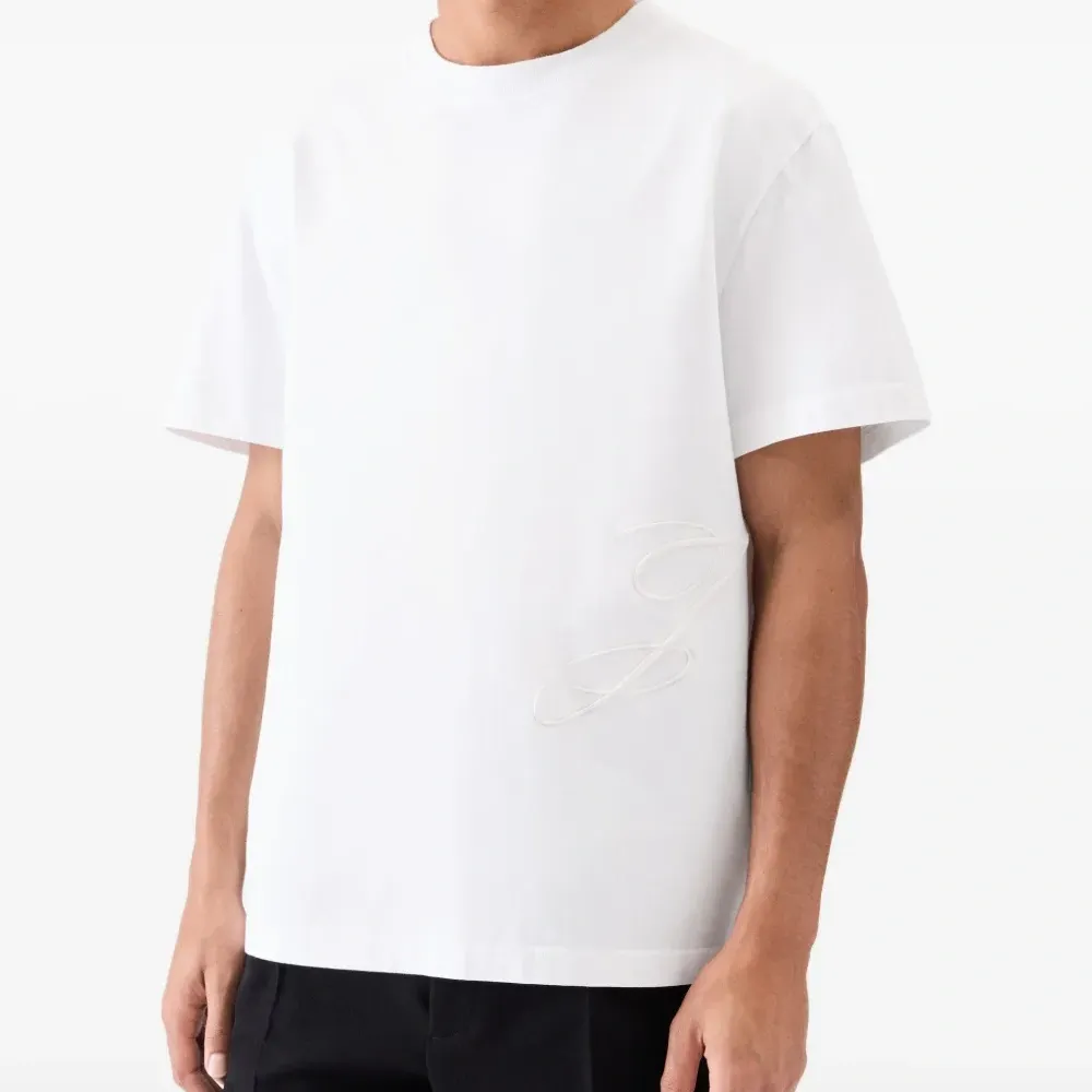 футболка с вышитым логотипом