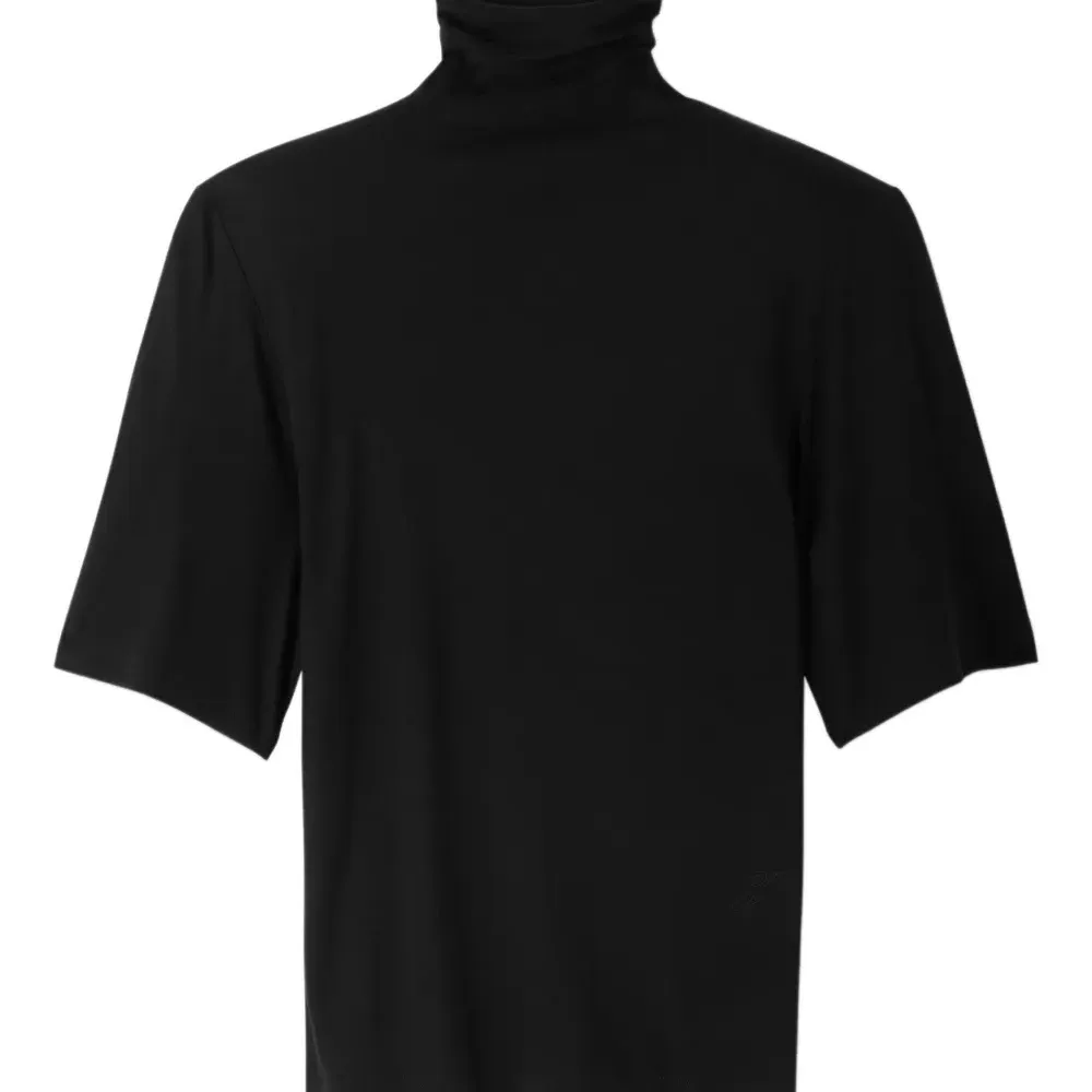 топ с высоким воротником и короткими рукавами