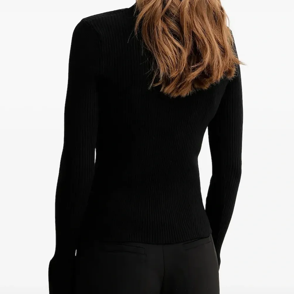 Свитер с пуговицами