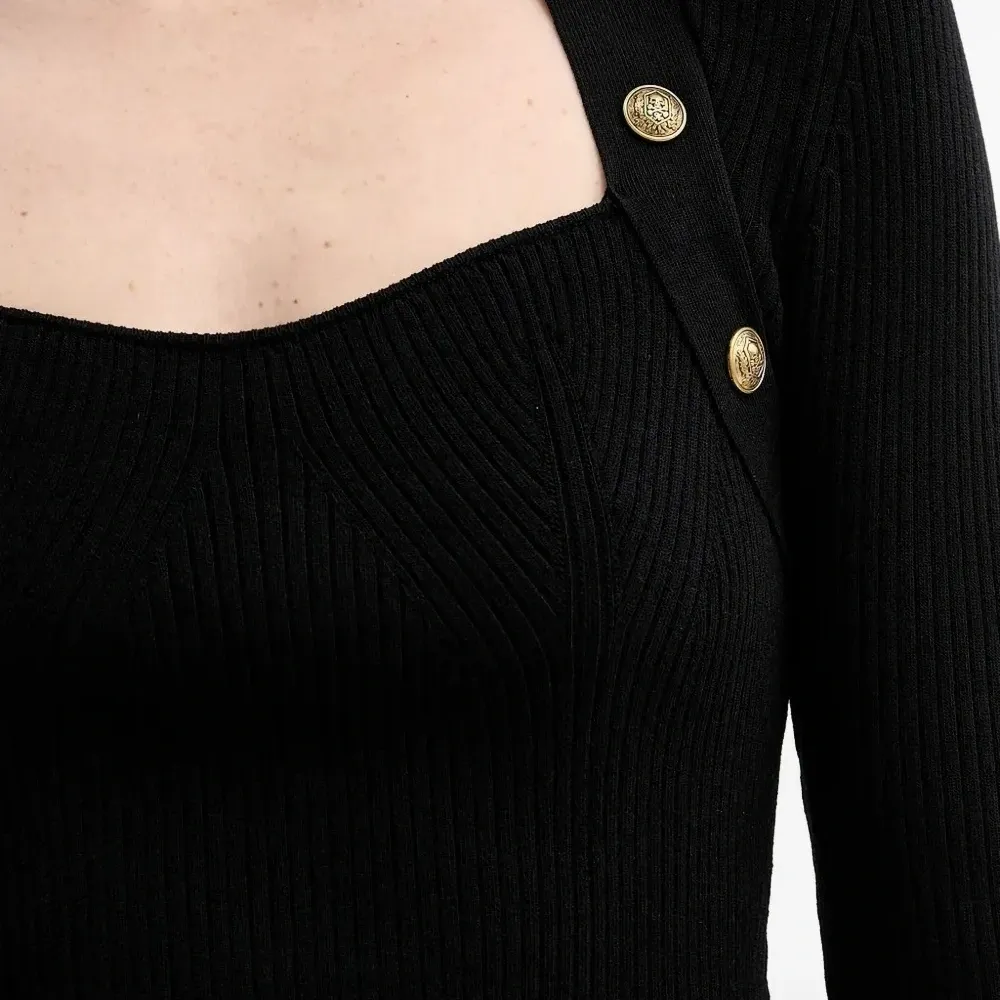 Свитер с пуговицами