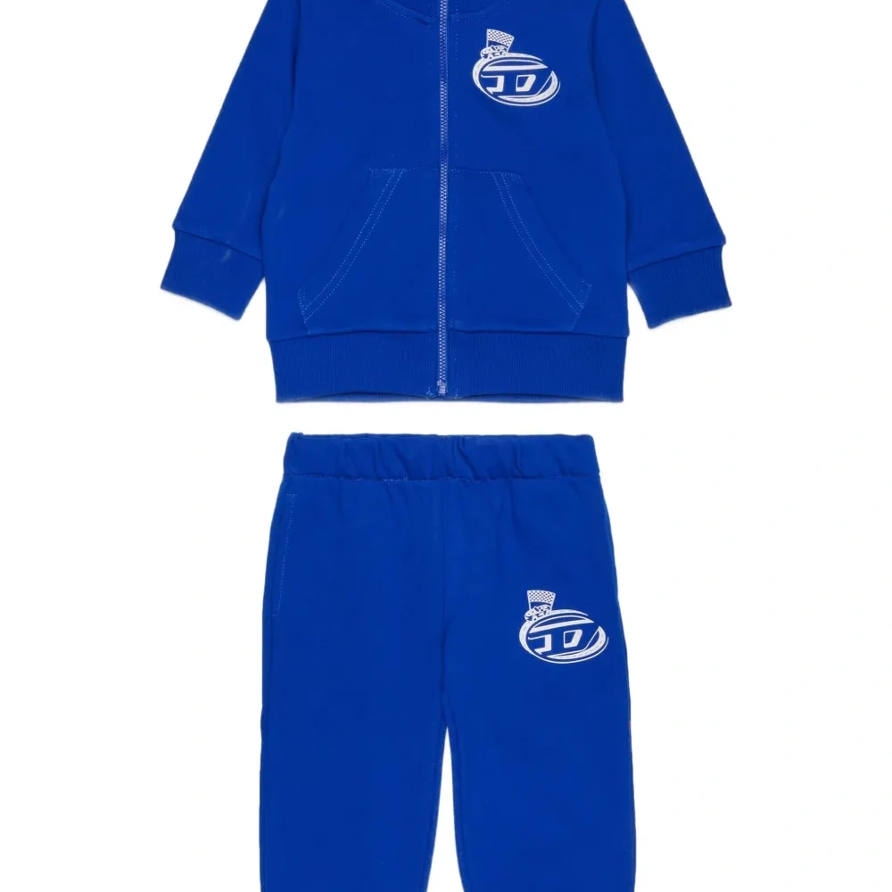 Спортивный костюм с вышитым логотипом