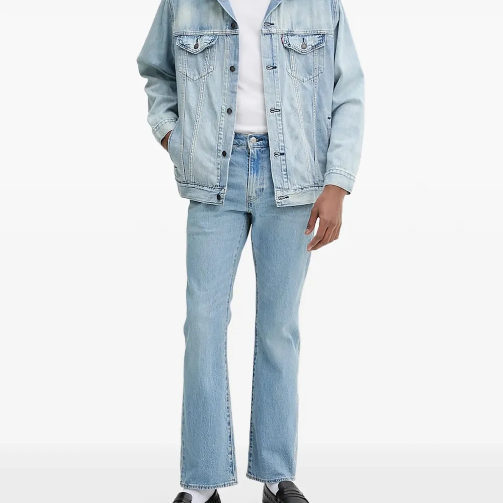 Джинсовая куртка на пуговицах