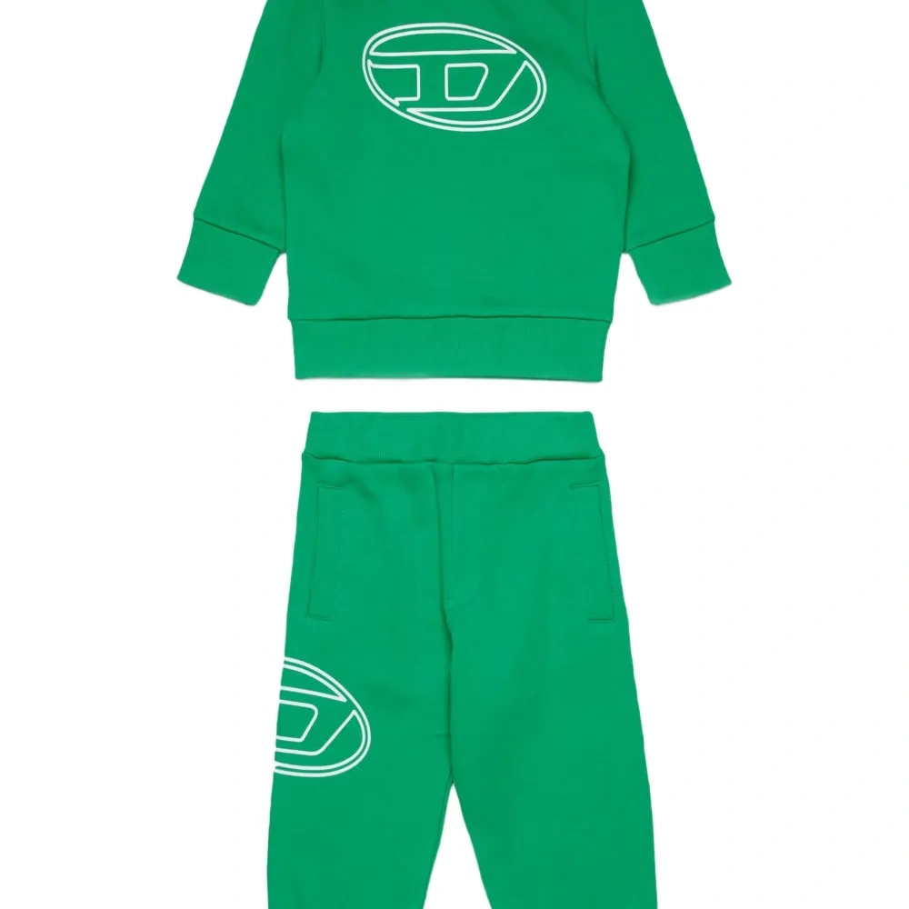 спортивный костюм с логотипом