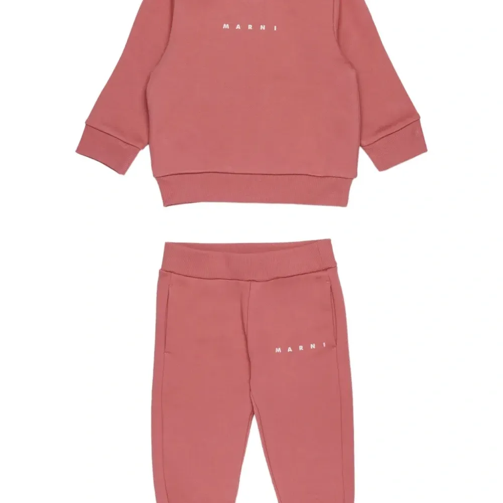 Спортивный костюм с вышитым логотипом