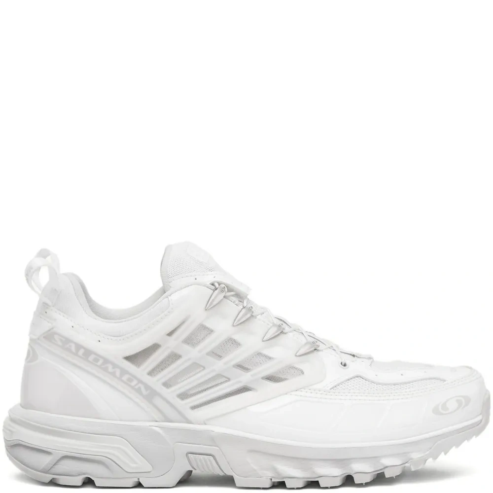 Кроссовки с логотипом из коллаборации с Salomon