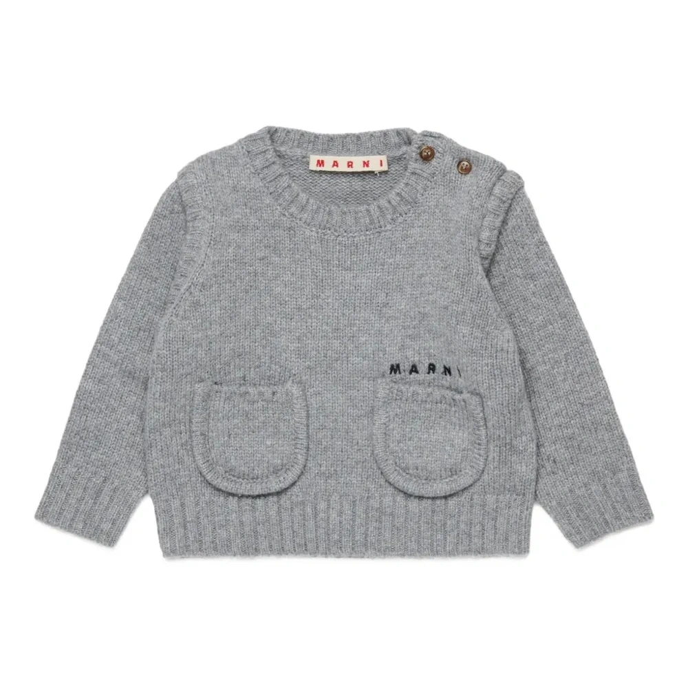 Свитер с вышитым логотипом