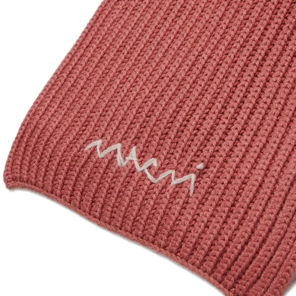 Шарф с вышитым логотипом