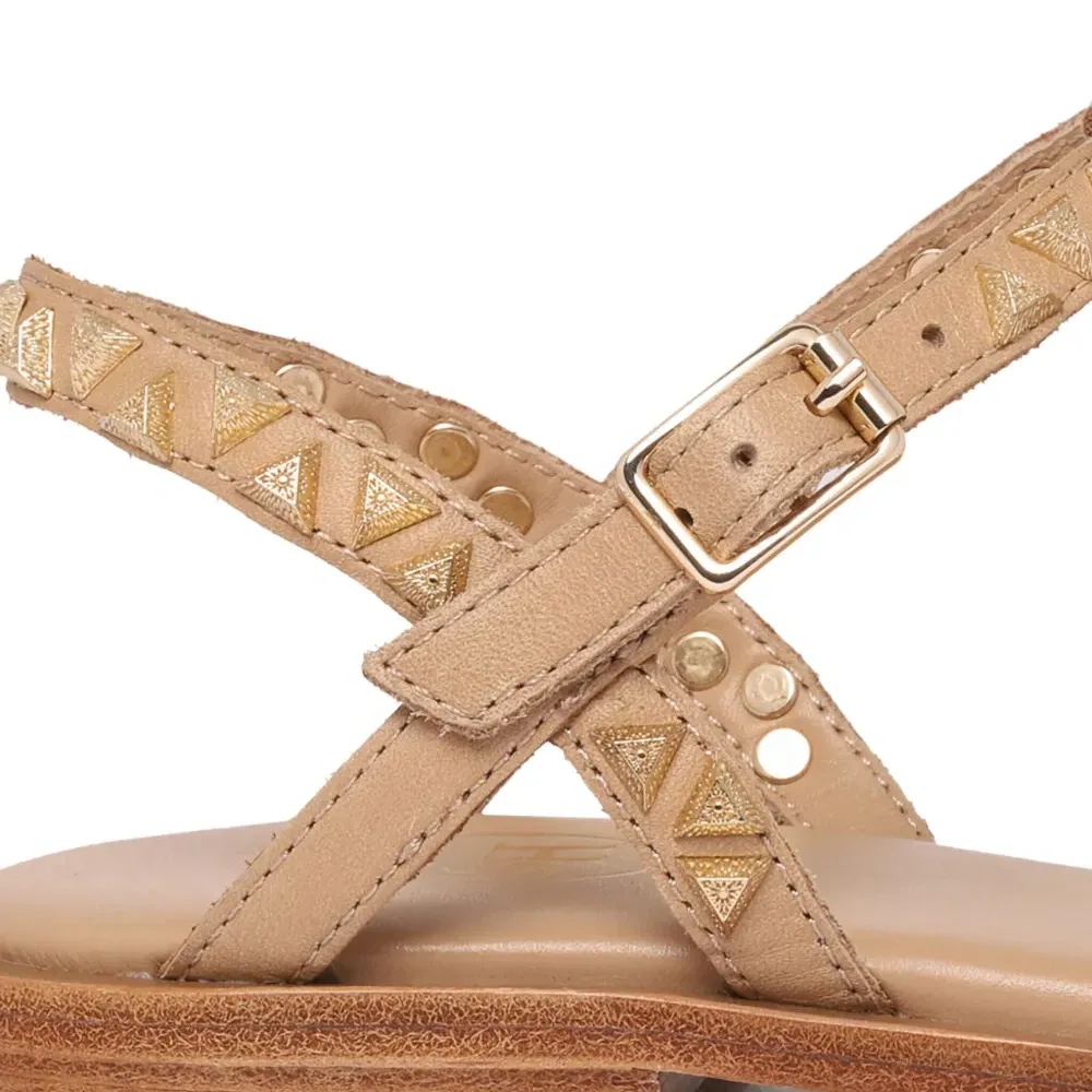 Сандалии с заклепками