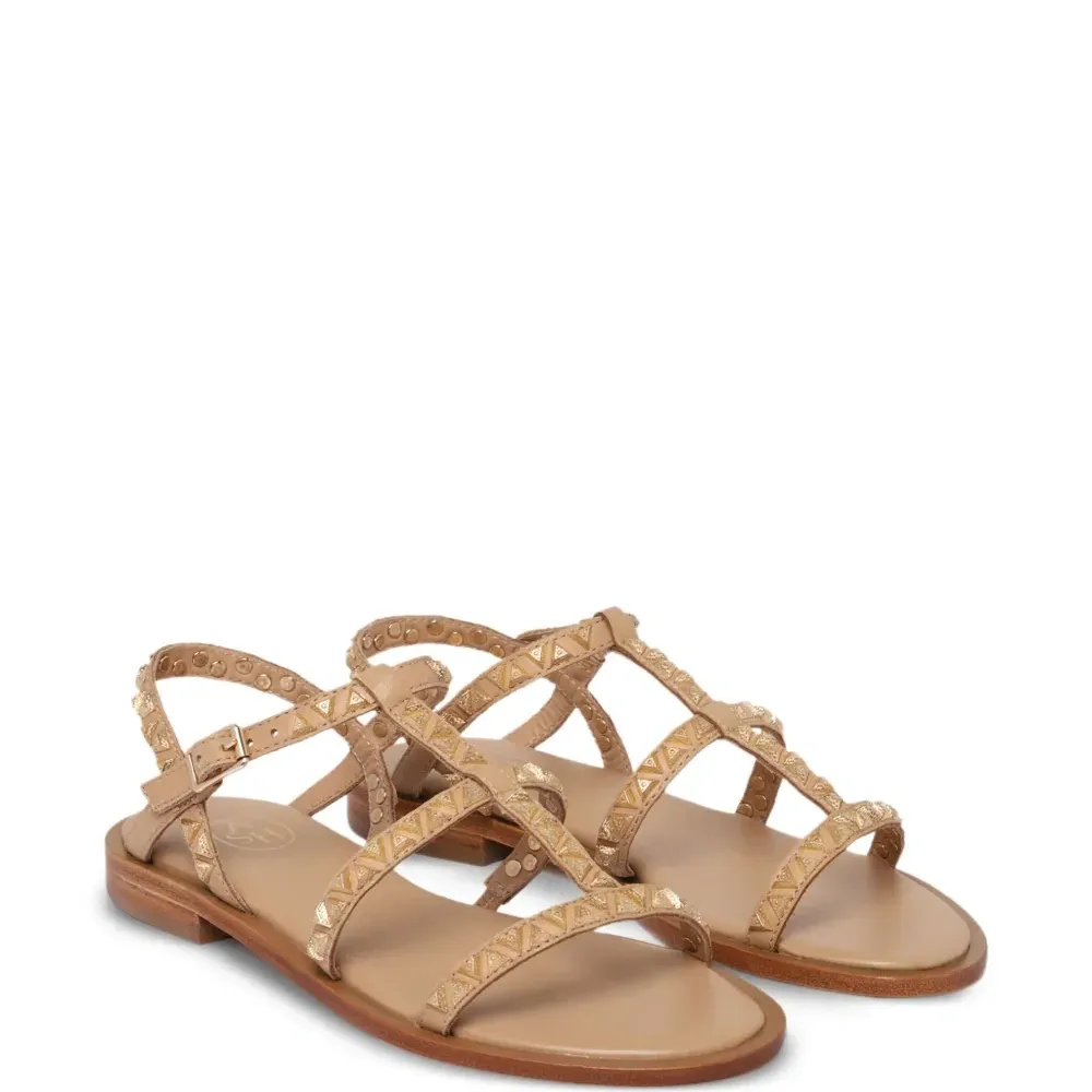 Сандалии с заклепками