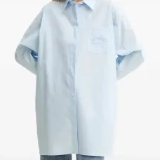 Рубашка с карманом и вышитым логотипом Рубашка с карманом и вышитым логотипом