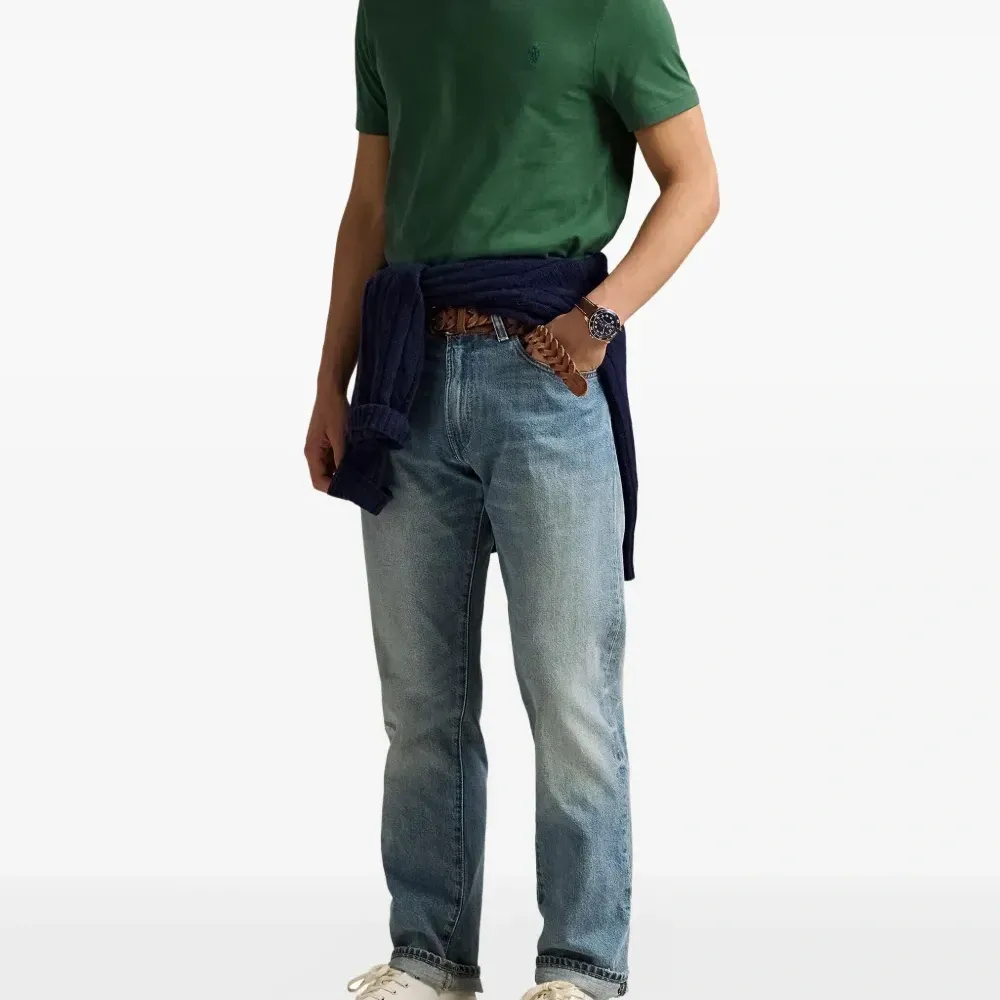 футболка с вышивкой и круглым вырезом